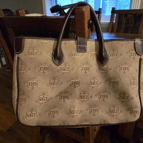 Dooney & Bourke Beige and Black Monogram Handbag. Version K6275437 - Picture 7 of 11